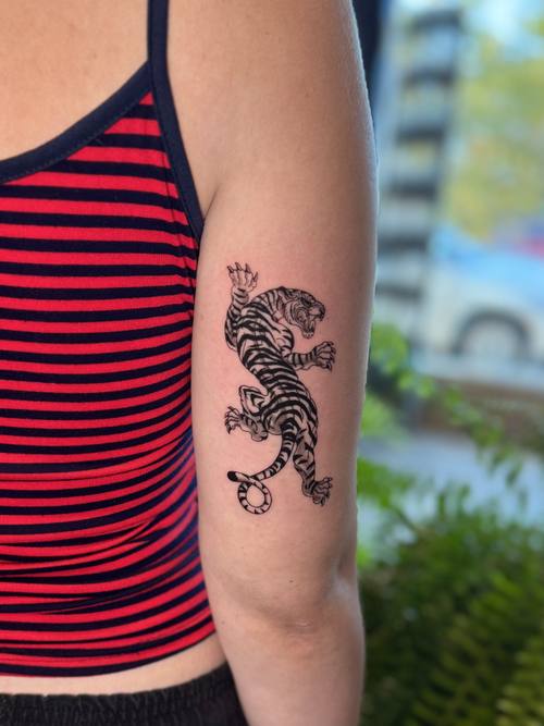 Gecko on the upper arm, fine line tattoo by Amina at KAZENTATTOO, Los Angeles
