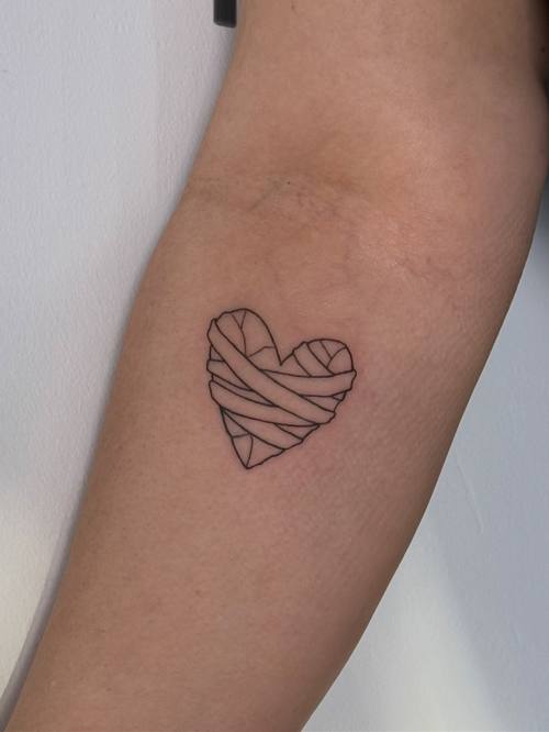 Heart drawn from wrapped lines on the upper arm, fine line tattoo by Amina at KAZENTATTOO, Los Angeles